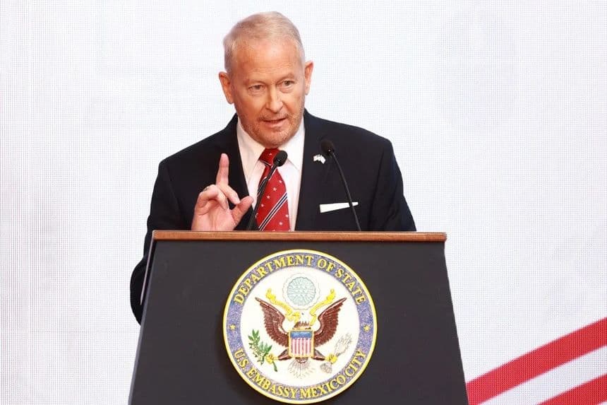 El embajador de Estados Unidos en México, Ronald Johnson, habla durante una rueda de prensa en la Ciudad de México, México. Imagen de archivo. (EFE/Mario Guzmán)