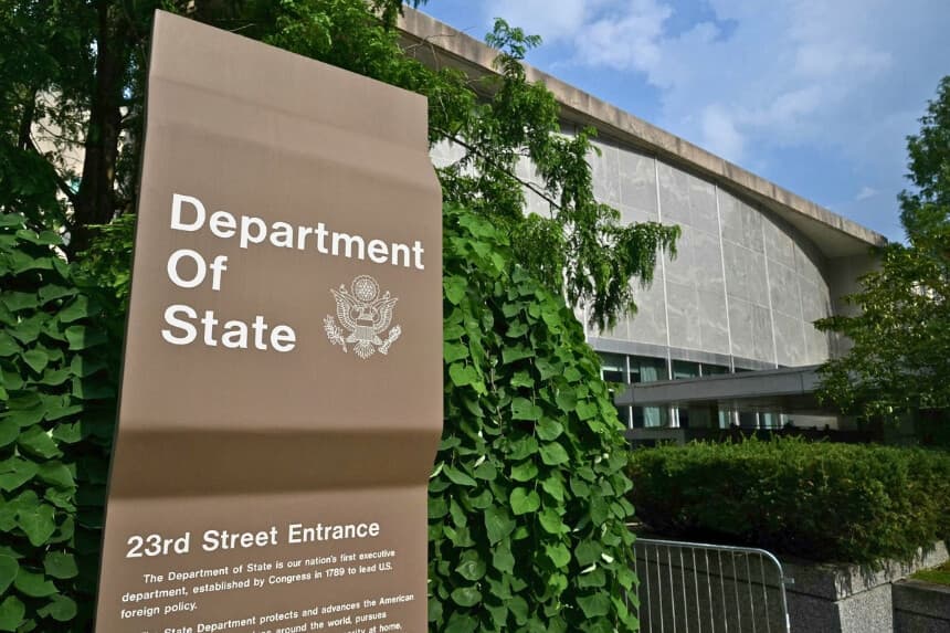 Un letrero frente al Departamento de Estado en Washington, el 11 de julio de 2025. (Saul Loeb/AFP vía Getty Images).