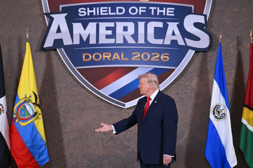 El presidente de EE. UU., Donald Trump, aparece en una foto al inicio de la Cumbre "Escudo de las Américas" en el Trump National Doral de Miami, Florida, el 7 de marzo de 2026.(SAUL LOEB / AFP vía Getty Images)