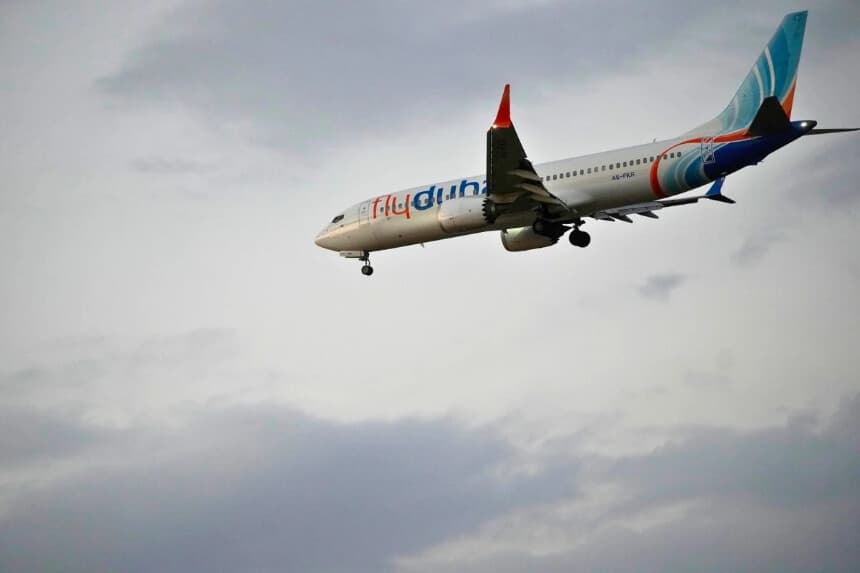 Un avión de Flydubai que transporta pasajeros israelíes que anteriormente habían estado a bordo de otro avión de Flydubai que realizó un aterrizaje de emergencia en Arabia Saudí se acerca al Aeropuerto Internacional Ben Gurion, cerca de Tel Aviv, Israel, el 30 de septiembre de 2026. (Ohad Zwigenberg/AP Photo).