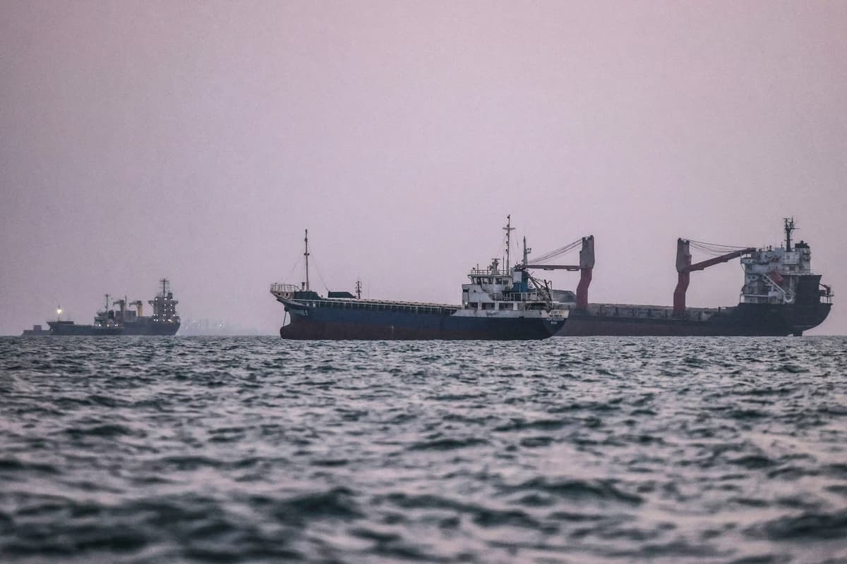 Buques transitan por el estrecho de Ormuz frente a la costa de la ciudad portuaria de Bandar Abbas, en el sur de Irán, el 5 de septiembre de 2026. (Atta Kenare/AFP vía Getty Images)
