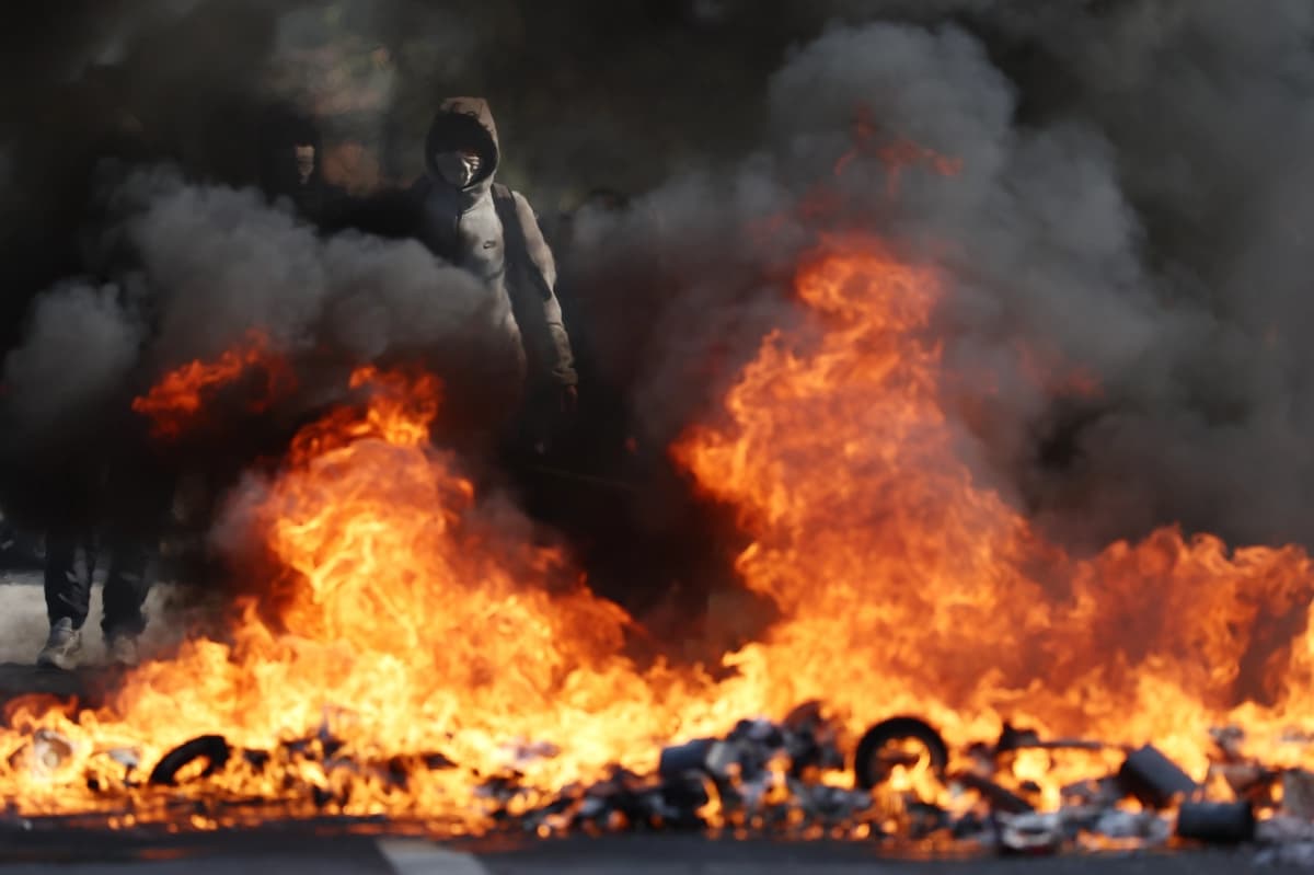 El caos y violencia persiste en toda Francia en medio de las protestas estudiantiles