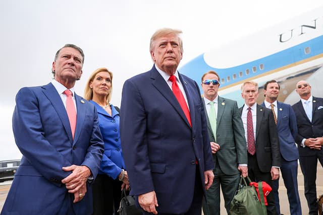 El presidente Donald Trump habla con los medios de comunicación junto a (izq. a) el representante Ronny Jackson (R-Texas), la representante Beth Van Duyne (R-Texas), el representante Pat Fallon (R-Texas), el senador James Lankford (R-Okla.), el representante Craig Goldman (R-Texas) y el representante Jake Ellzey (R-Texas) tras aterrizar en el Air Force One en el Aeropuerto Internacional de Dallas-Fort Worth, Texas, el 1 de octubre de 2026. (Kevin Dietsch/Getty Images).