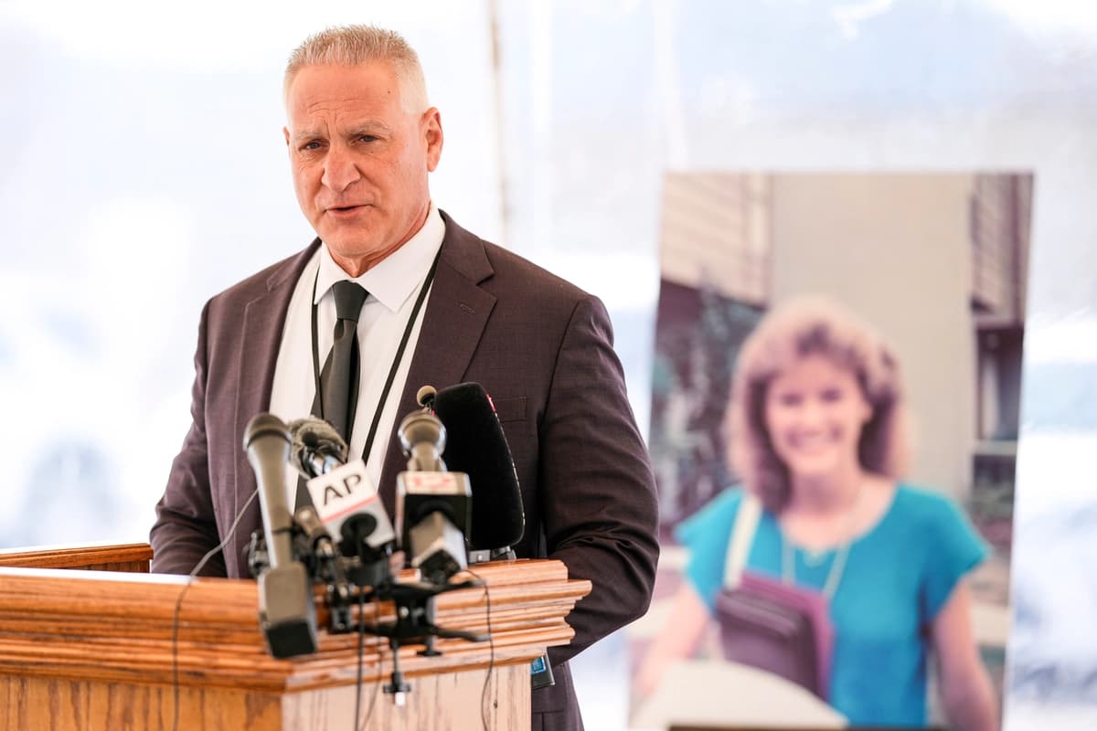 El comisionado del Departamento Correccional de Tennessee, Frank Strada, habla con los medios de comunicación tras la ejecución de Harold Wayne Nichols en Nashville, Tennessee, el 11 de diciembre de 2025. (Foto AP/George Walker IV, archivo)