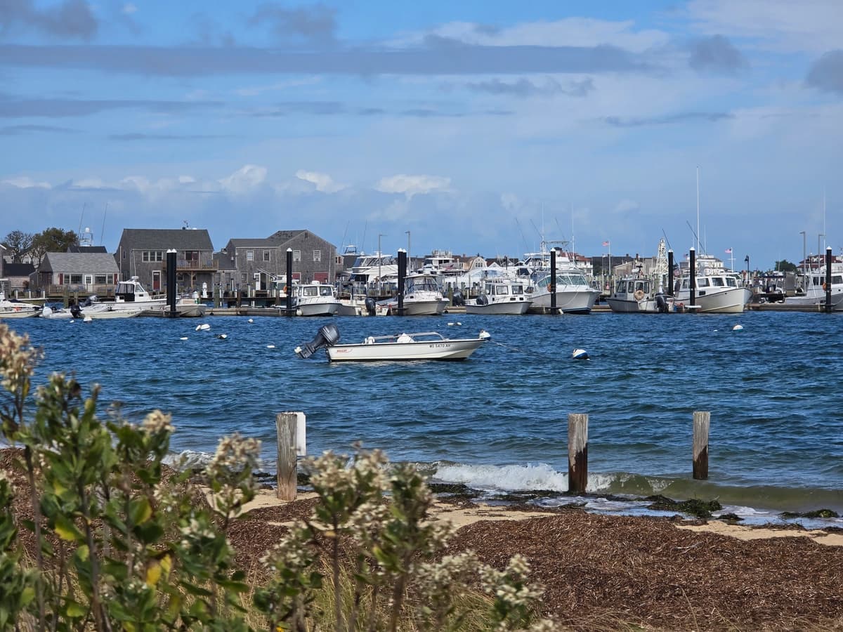 El puerto de Nantucket, en Nantucket, Massachusetts, el 2 de octubre de 2024. (Allan Stein/The Epoch Times)