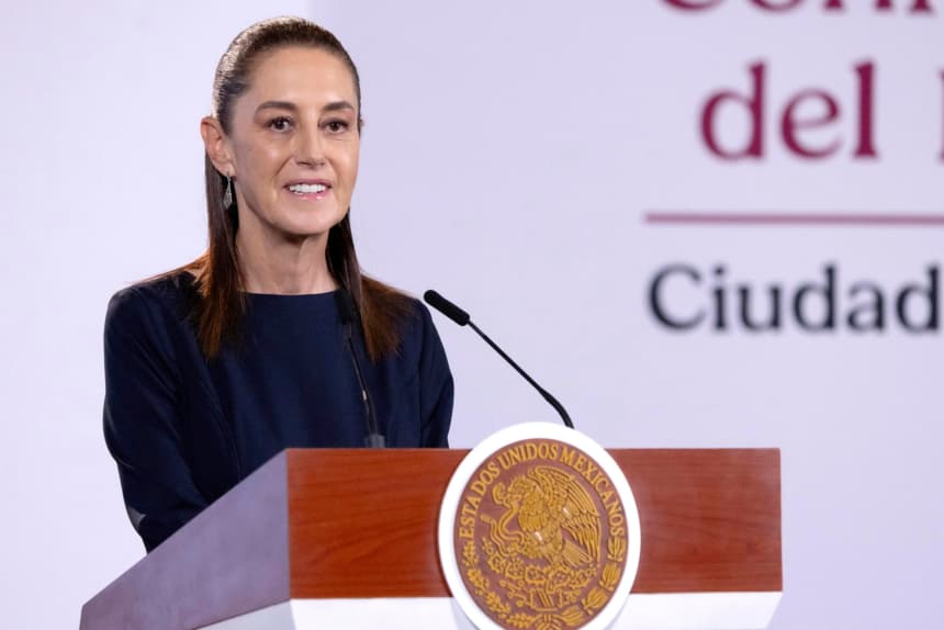 Fotografía cedida por la Presidencia de México de la mandataria mexicana, Claudia Sheinbaum, hablando durante una rueda de prensa este viernes, en el Palacio Nacional en Ciudad de México, México. (EFE/Presidencia de México)