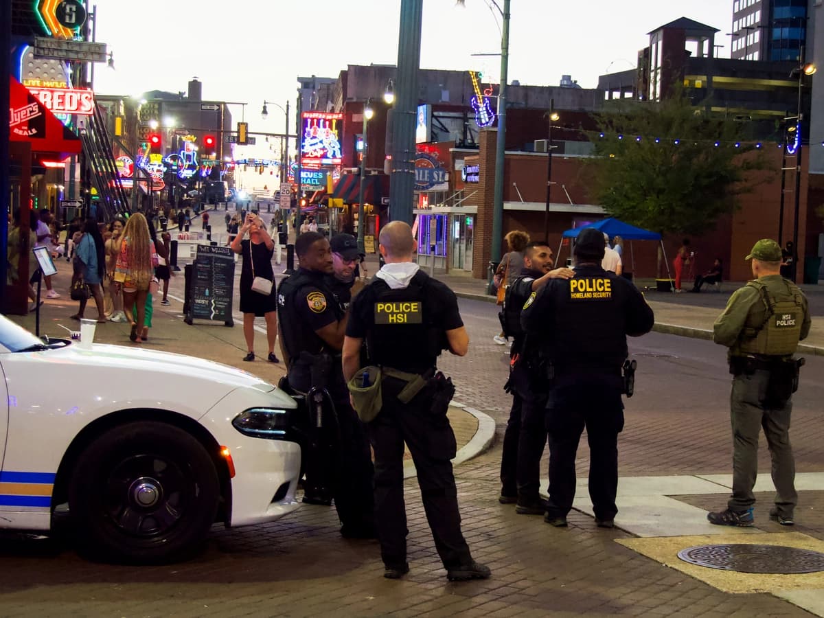 Agentes del Departamento de Seguridad Nacional y la policía de Memphis patrullan la calle Beale en Memphis, Tennessee, el 5 de octubre de 2025. (Travis Gillmore/The Epoch Times).