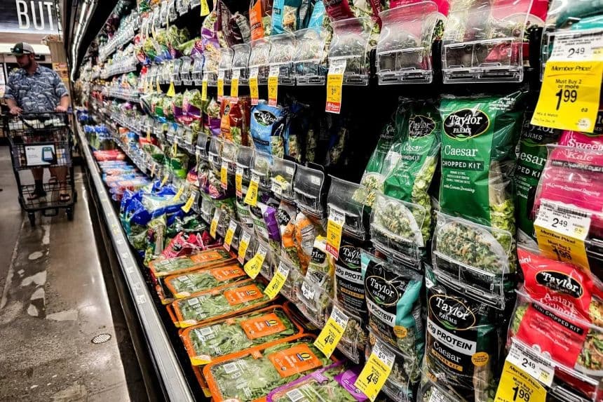 Paquetes de hojas verdes para ensalada de Taylor Farms en una tienda Safeway en Kings Beach, California, el 16 de julio de 2026. (Justin Sullivan/Getty Images)