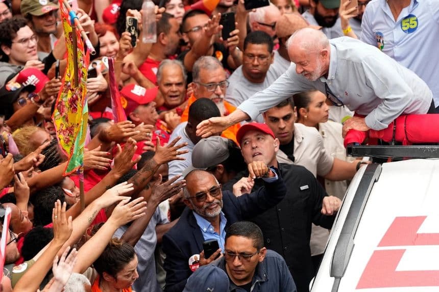 Brasil vota mientras Lula se enfrenta a Flavio Bolsonaro en las elecciones presidenciales