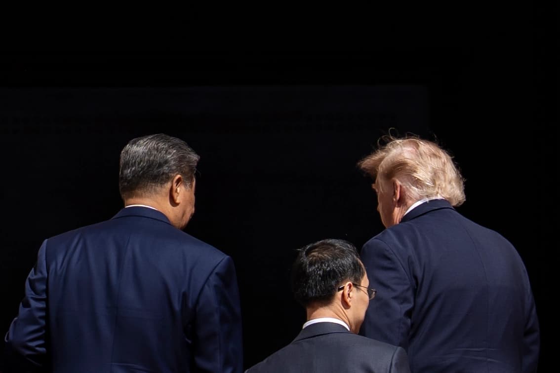 El presidente de EE. UU., Donald Trump, el líder chino Xi Jinping y otro funcionario durante una visita a los Archivos Nacionales de EE. UU. en Washington el 25 de septiembre de 2026. (Madalina Kilroy/The Epoch Times)