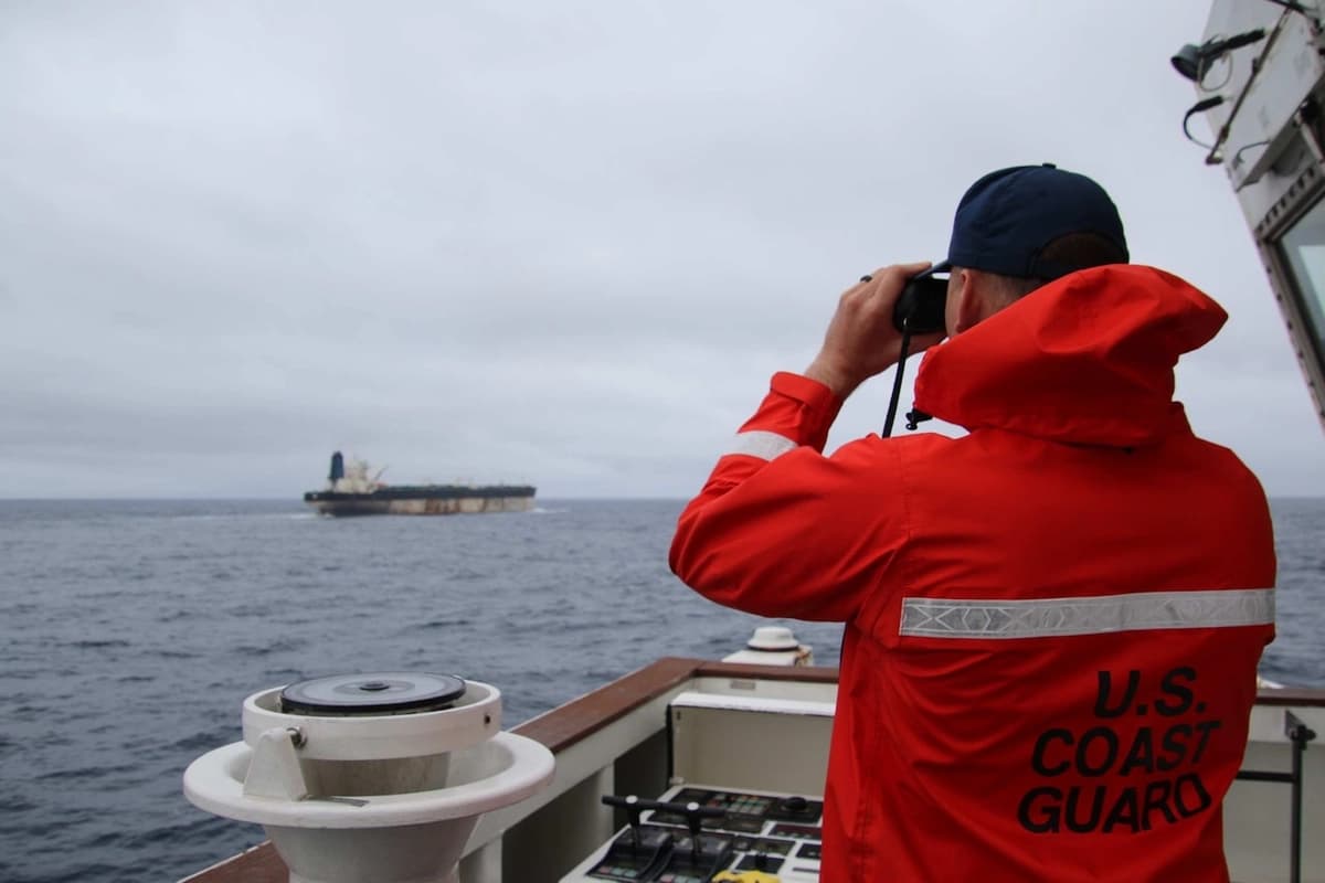 Un miembro de la tripulación asignado al buque de la Guardia Costera Munro observa al petrolero Bella 1 en el Océano Atlántico Norte, el 6 de enero de 2026. La tripulación del Munro monitoreó recientemente a embarcaciones chinas que transitaban por la zona económica exclusiva de Estados Unidos y sobre la plataforma continental extendida de Estados Unidos en el mar de Bering. (Cortesía de la Guardia Costera de Estados Unidos)