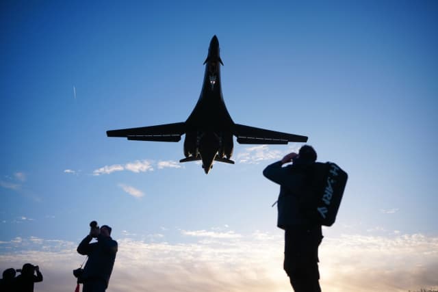 Un bombardero B-1 de la Fuerza Aérea de los Estados Unidos aterriza en la base aérea de RAF Fairford, en Fairford, Inglaterra, el 11 de marzo de 2026. (Christopher Furlong/Getty Images)