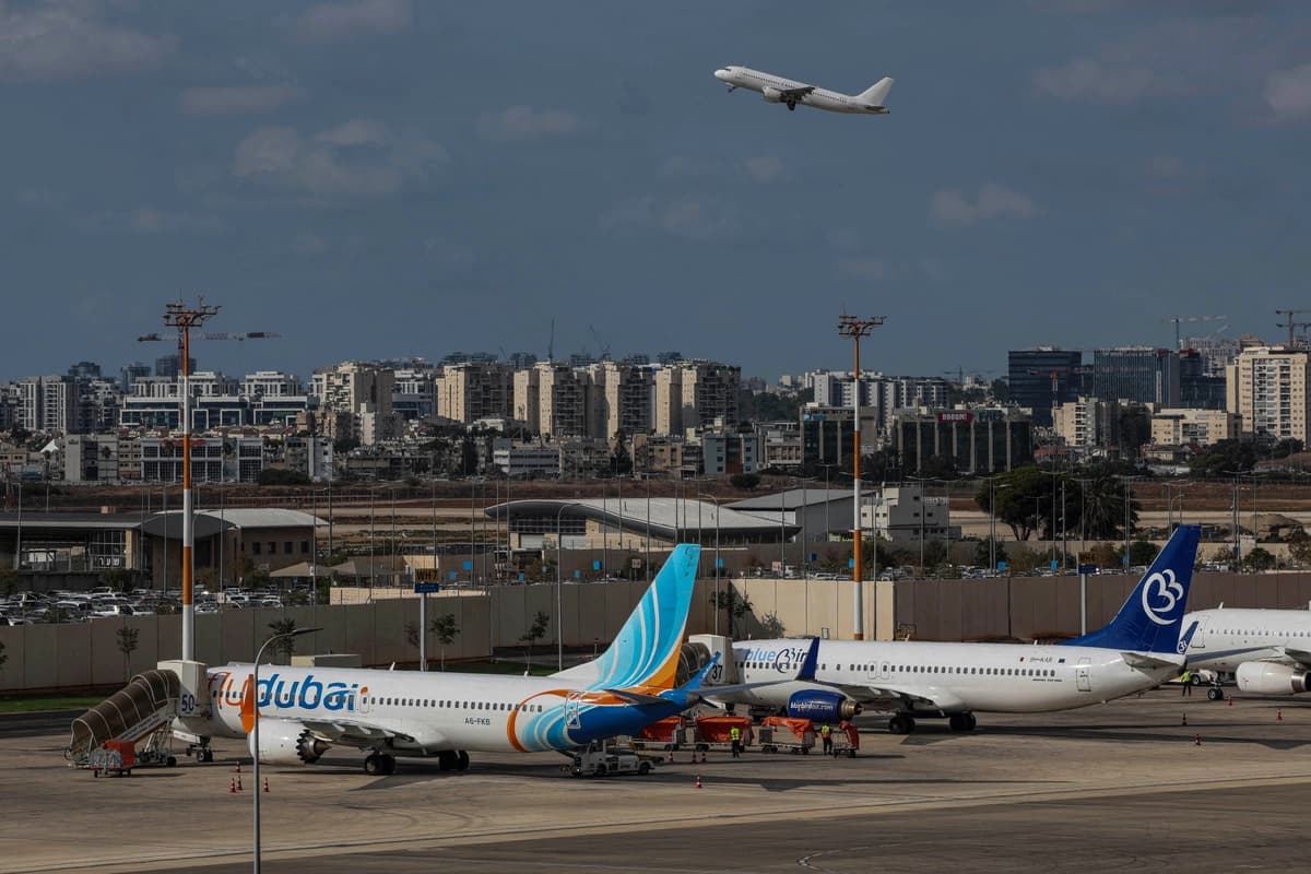 Un vuelo de Flydubai con destino a Dubái antes de despegar del Aeropuerto Ben Gurión, cerca de Tel Aviv, el 30 de septiembre de 2026. (Jack Guez / AFP vía Getty Images)