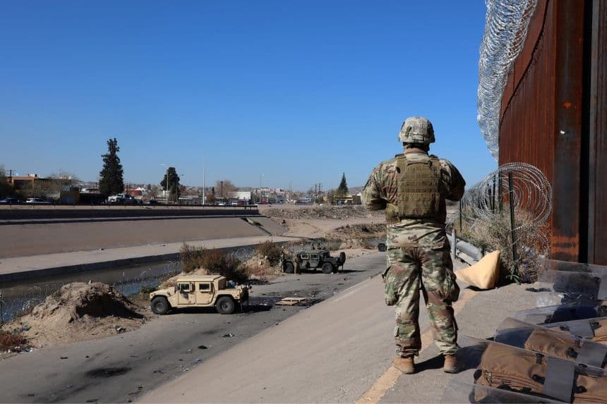 Un integrante de la Guardia Nacional estadounidense vigila en la valla fronteriza de El Paso, Texas, frente a Ciudad Juárez, México. (Imagen de archivo. EFE/Octavio Guzmán)