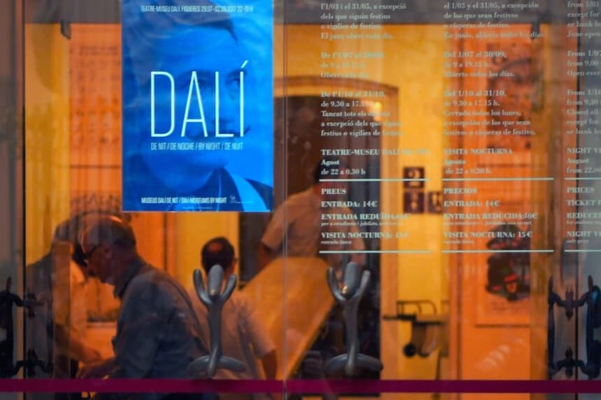 Roban en Francia un libro de 210 kilos con una cubierta diseñada por Dalí