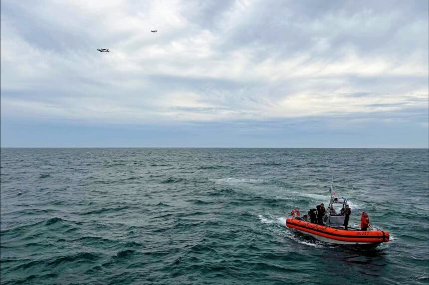 Guardia Costera de EE. UU. suspende búsqueda de 6 personas a bordo de ambulancia aérea canadiense