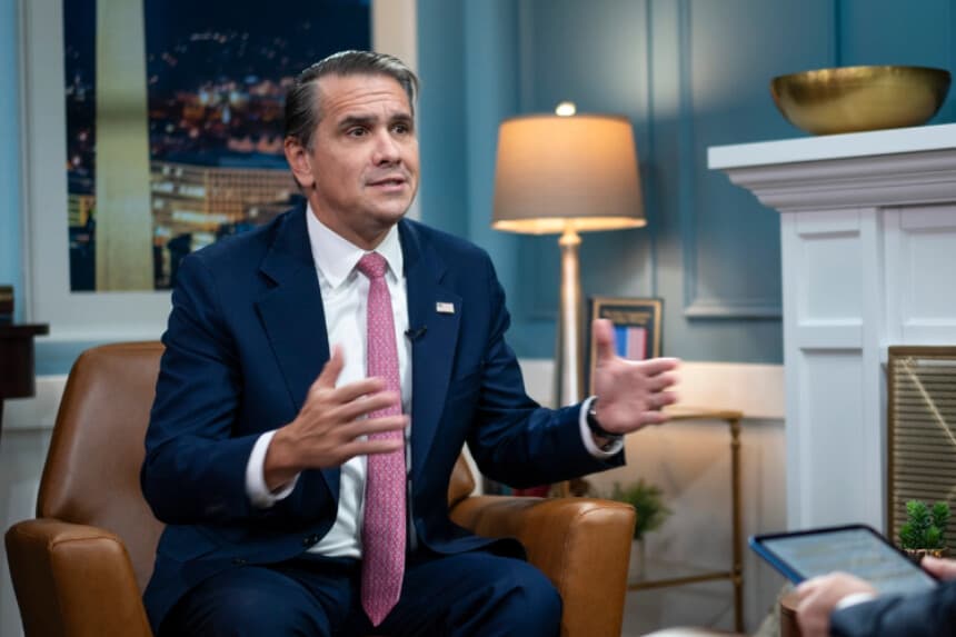 El fiscal general Todd Blanche habla durante una entrevista en Washington el 5 de octubre de 2026. (Madalina Kilroy/The Epoch Times).