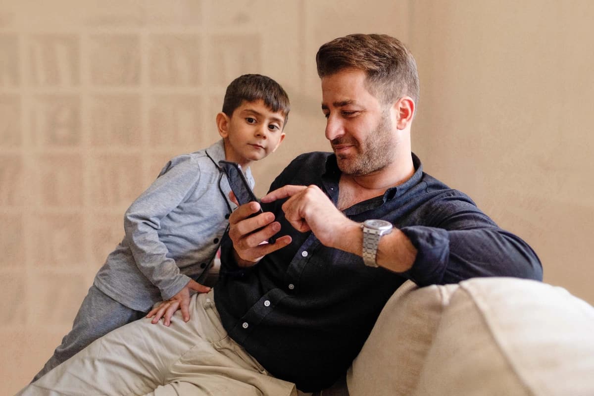 como afecta a los niños que los padres se distraigan con sus teléfonos. (Ilustración de The Epoch Times, Getty Images).