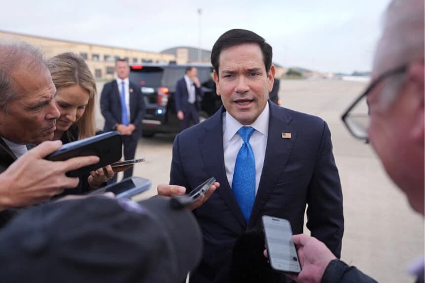 El secretario de Estado de EE. UU., Marco Rubio, habla con la prensa antes de abordar un avión hacia Islandia en la Base Andrews, Maryland, el 5 de octubre de 2026. (Mark Schiefelbein/AFP vía Getty Images).