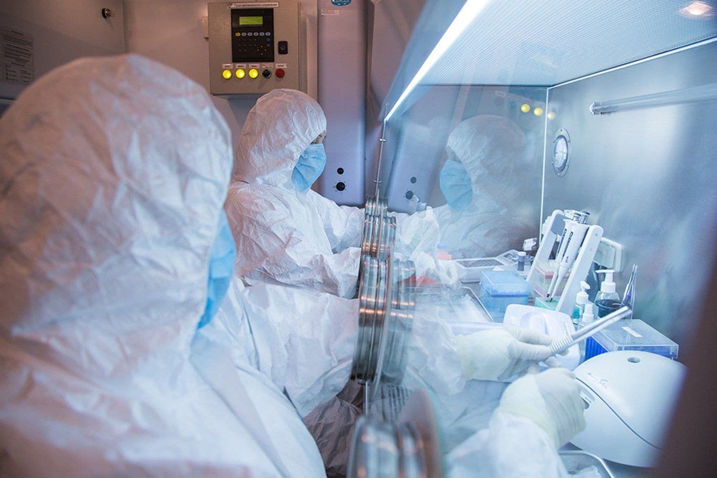 Esta fotografía sin fecha, difundida en 2019 por el Instituto de Investigación contra la Peste de Irkutsk (Siberia y el Lejano Oriente), muestra a trabajadores del instituto en un laboratorio. (Instituto de Investigación contra la Peste de Irkutsk "Siberia y el Lejano Oriente" vía AP).