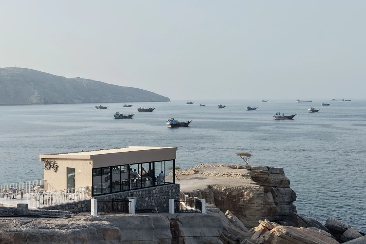 Buques anclados frente a la costa de Khasab, en la gobernación de Musandam, Omán, cerca del estrecho de Ormuz, el 2 de octubre de 2026. (AFP vía Getty Images).