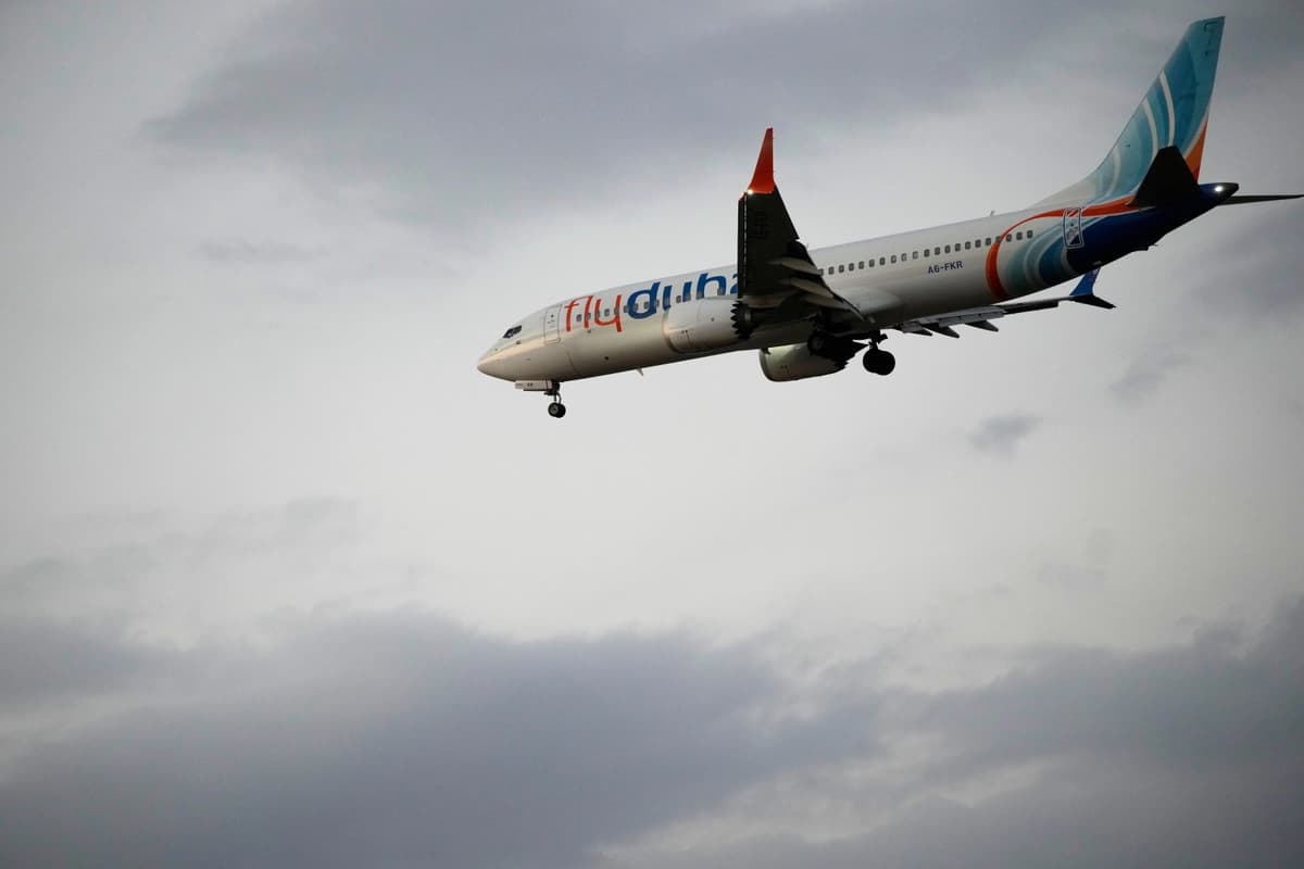Un avión de Flydubai que transportaba pasajeros israelíes —quienes anteriormente viajaron a bordo de otra aeronave de Flydubai que realizó un aterrizaje de emergencia en Arabia Saudita— se aproxima al Aeropuerto Internacional Ben Gurión, cerca de Tel Aviv, Israel, el 30 de septiembre de 2026. (Ohad Zwigenberg/AP Photo)