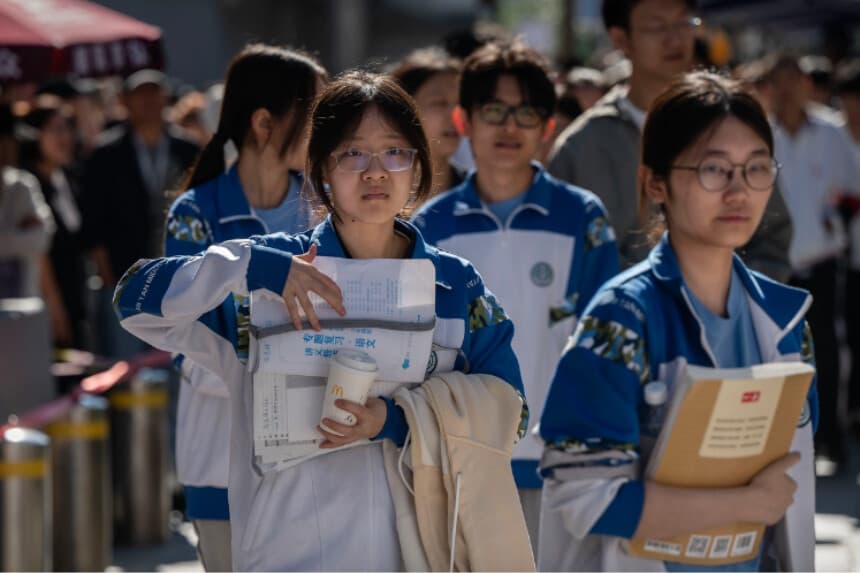 Estudiantes hacen fila para entrar a realizar el examen anual de acceso a la universidad, conocido como Gaokao, en la escuela secundaria Beijing Chenjinglun el 7 de junio de 2026. (Kevin Frayer/Getty Images).