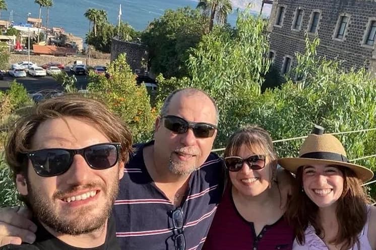 El fallecido Assaf Schlezinger, jefe del equipo médico de respuesta en el festival de música Nova, junto a su familia: Nitzan, su esposa Galit y su hijo Ben. (Foto cortesía de la familia).