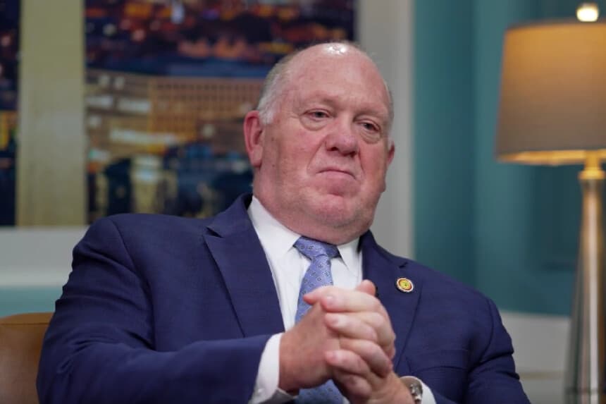 El asesor fronterizo de la Casa Blanca, Tom Homan, habla durante una entrevista con líderes de opinión estadounidenses en Washington el 24 de septiembre de 2026. Un encuentro fortuito con una joven que fue agredida sexualmente mientras intentaba cruzar a Estados Unidos marcó a Homan mucho antes de convertirse en el asesor fronterizo del presidente Donald Trump. (Madalina Kilroy/The Epoch Times).
