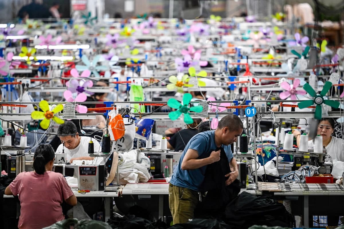 Trabajadores confeccionan prendas para la empresa de comercio electrónico de moda rápida Shein en Guangzhou, provincia de Guangdong, China, el 11 de junio de 2024. (Jade Gao/AFP vía Getty Images).