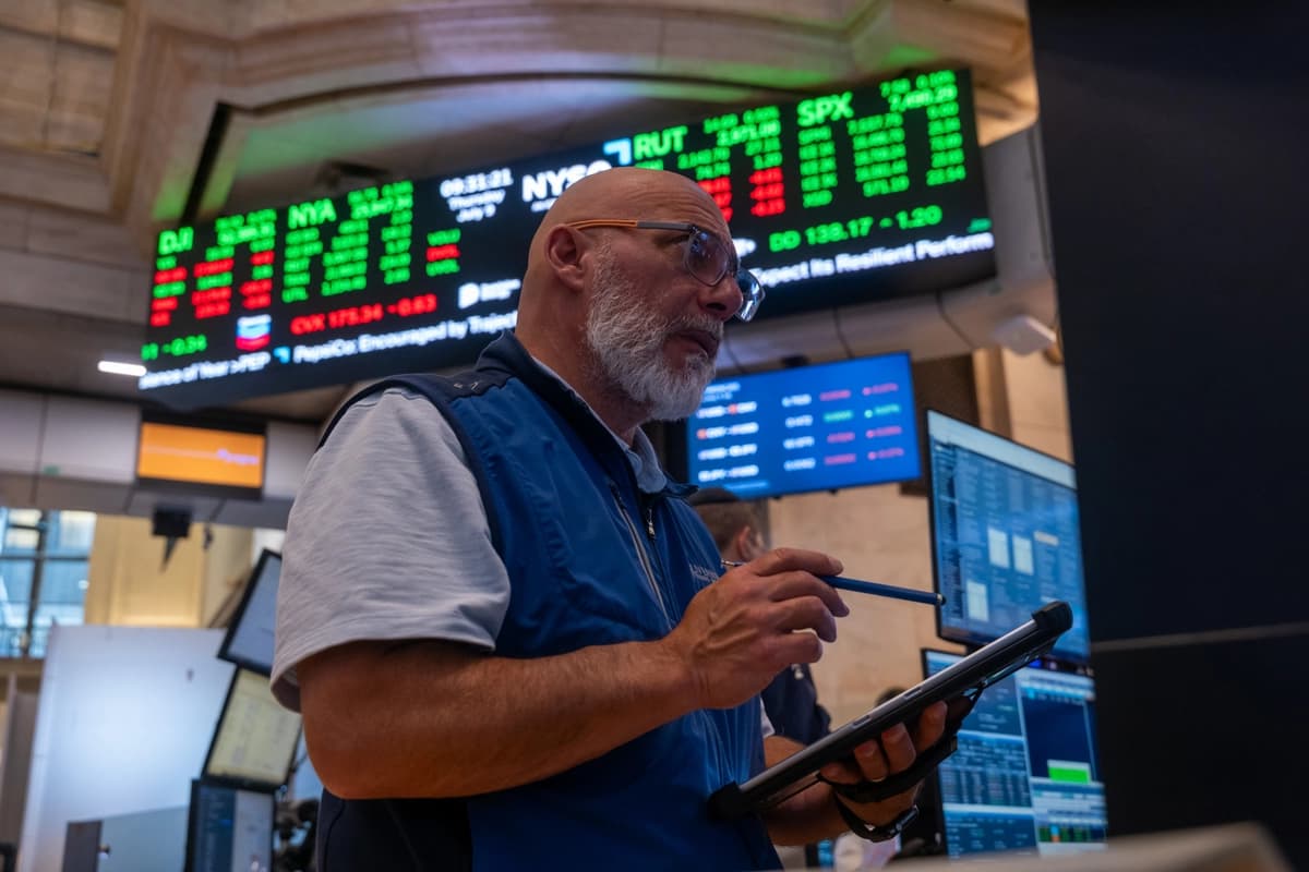 Petróleo sube un 4 % por ataques en Ormuz y la amenaza de tormenta en EE. UU.