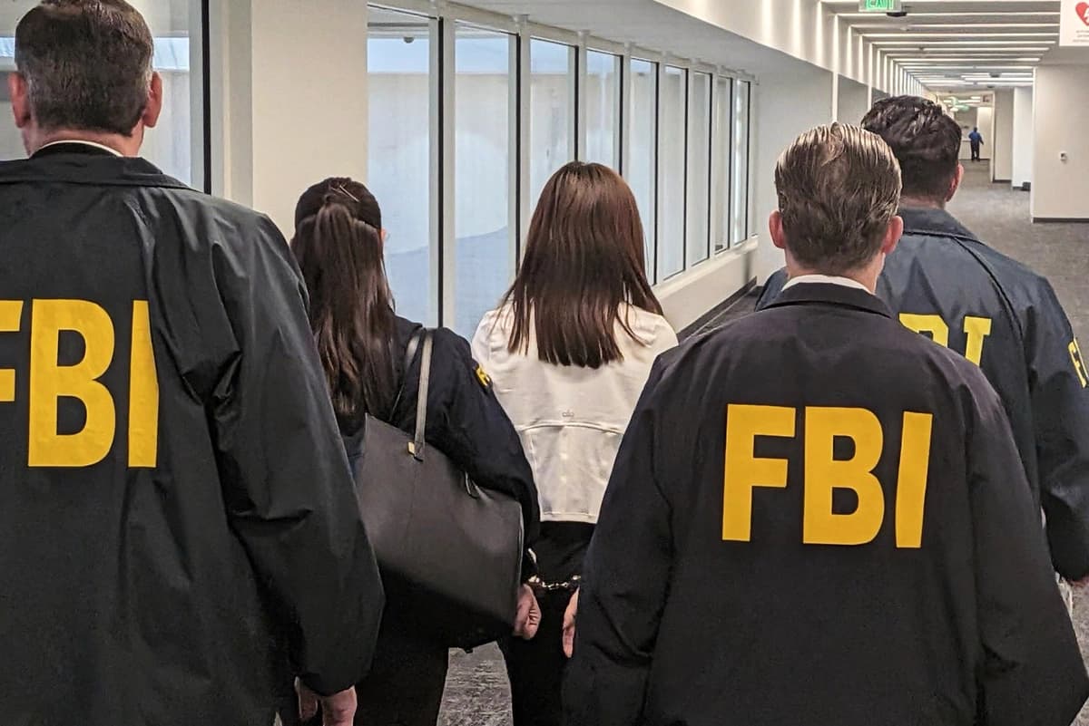 Wanying Zhang es detenida en Los Ángeles el 4 de octubre de 2026. (Oficina Federal de Investigaciones (FBI) vía AP)