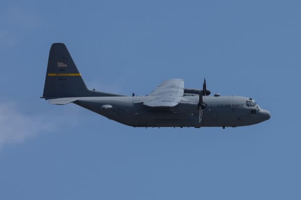 Un avión Lockheed Martin C-130J Super Hércules de la Fuerza Aérea de los Estados Unidos se aproxima durante ejercicioen la base aérea militar de Wunstorf, en Alemania, el 12 de junio de 2023. (RONNY HARTMANN/AFP vía Getty Images)