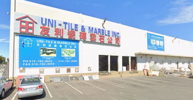 El edificio de Uni-Tile & Marble Inc. en Hayward, California, en agosto de 2022. (Google Street View/Captura de pantalla vía The Epoch Times)