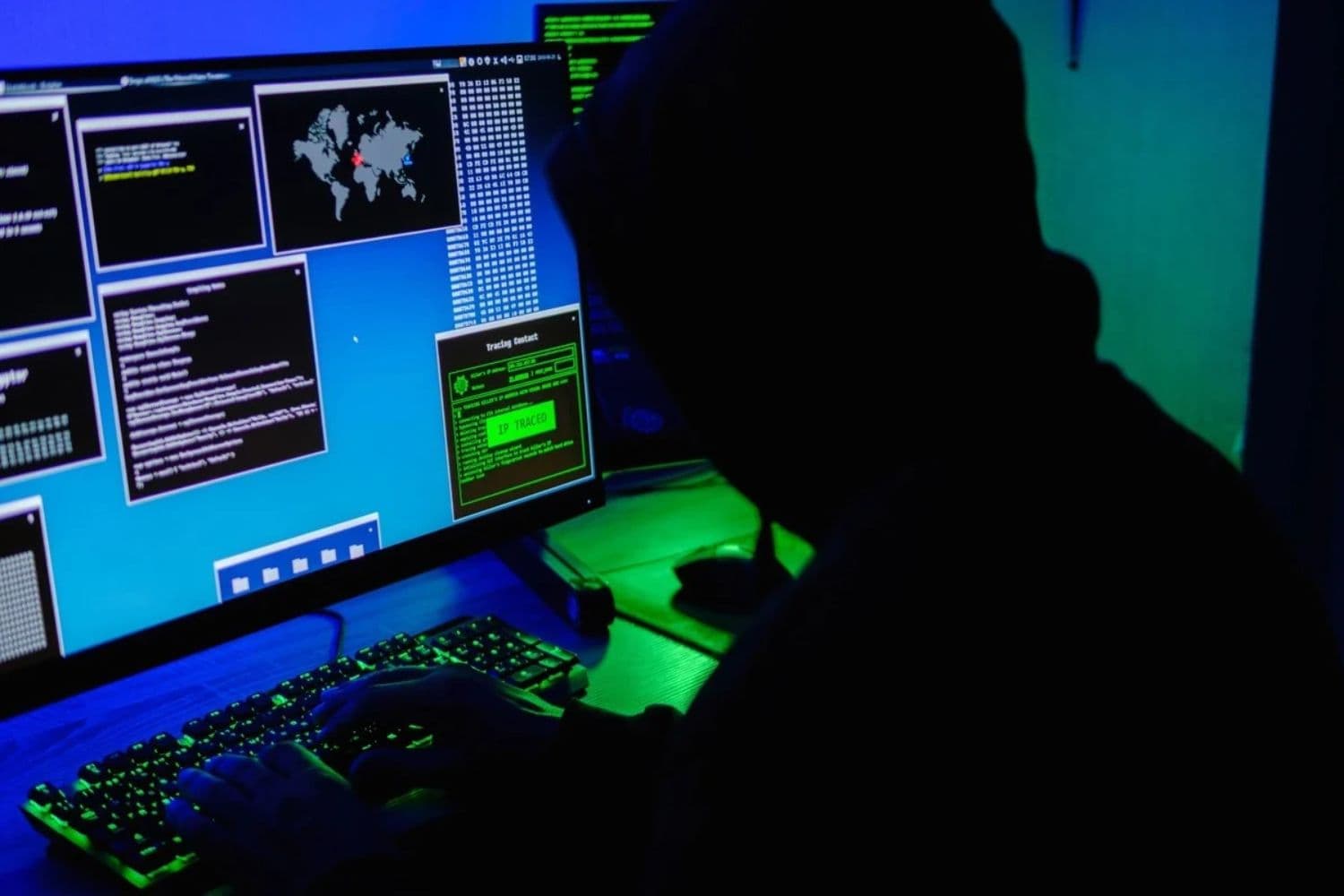 En esta ilustración fotográfica, un hacker tecleando en un teclado de ordenador el 13 de mayo de 2025. (Oleksii Pydsosonnii/The Epoch Times).