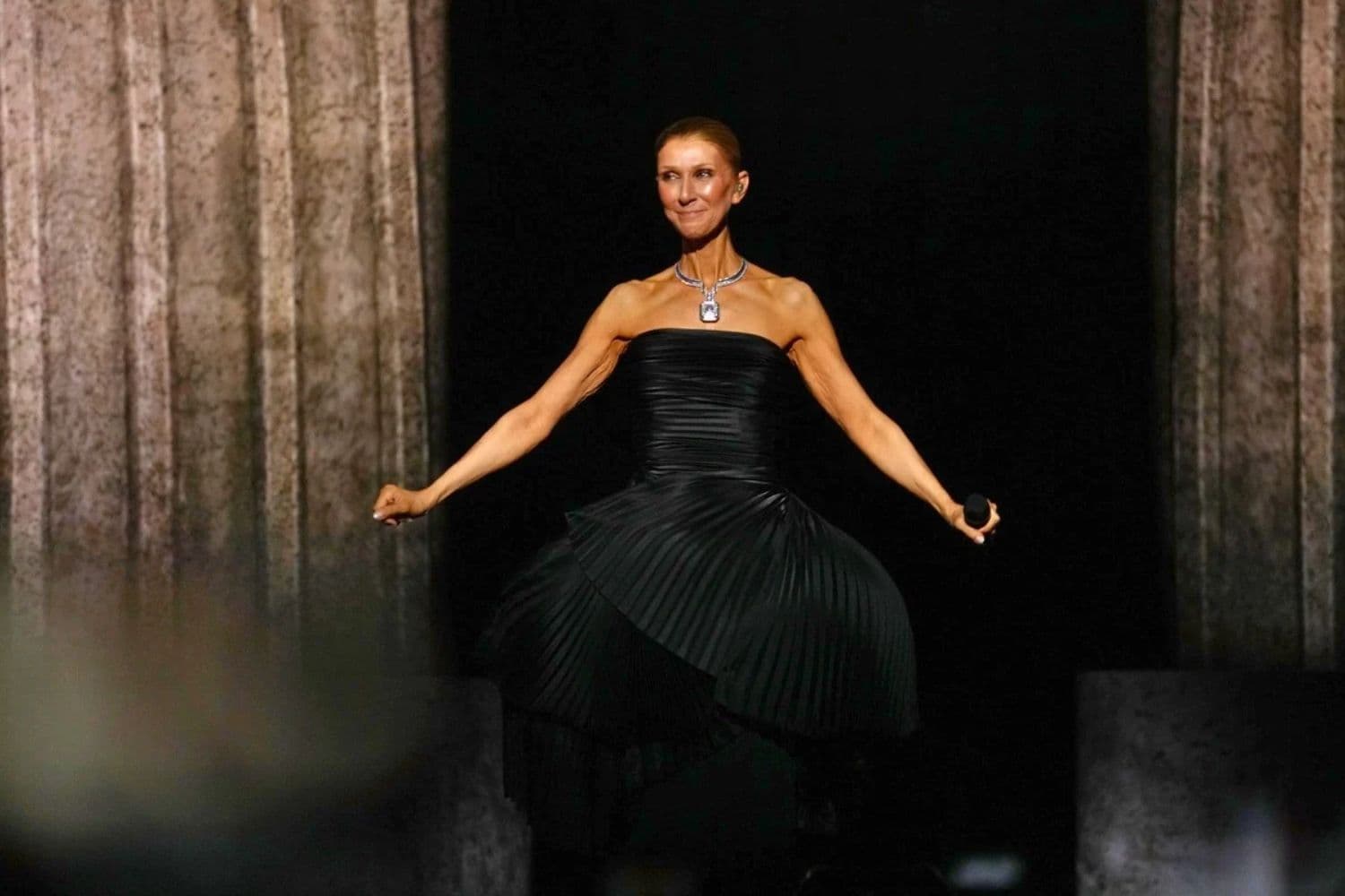 Céline Dion tropieza y se cae en medio de su actuación durante un espectáculo de su residencia en París
