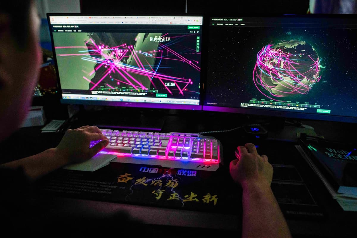 Un hacker utiliza su ordenador en Dongguan, provincia de Guangdong, al sur de China, el 4 de agosto de 2020. (Nicolas Asfouri/AFP vía Getty Images).