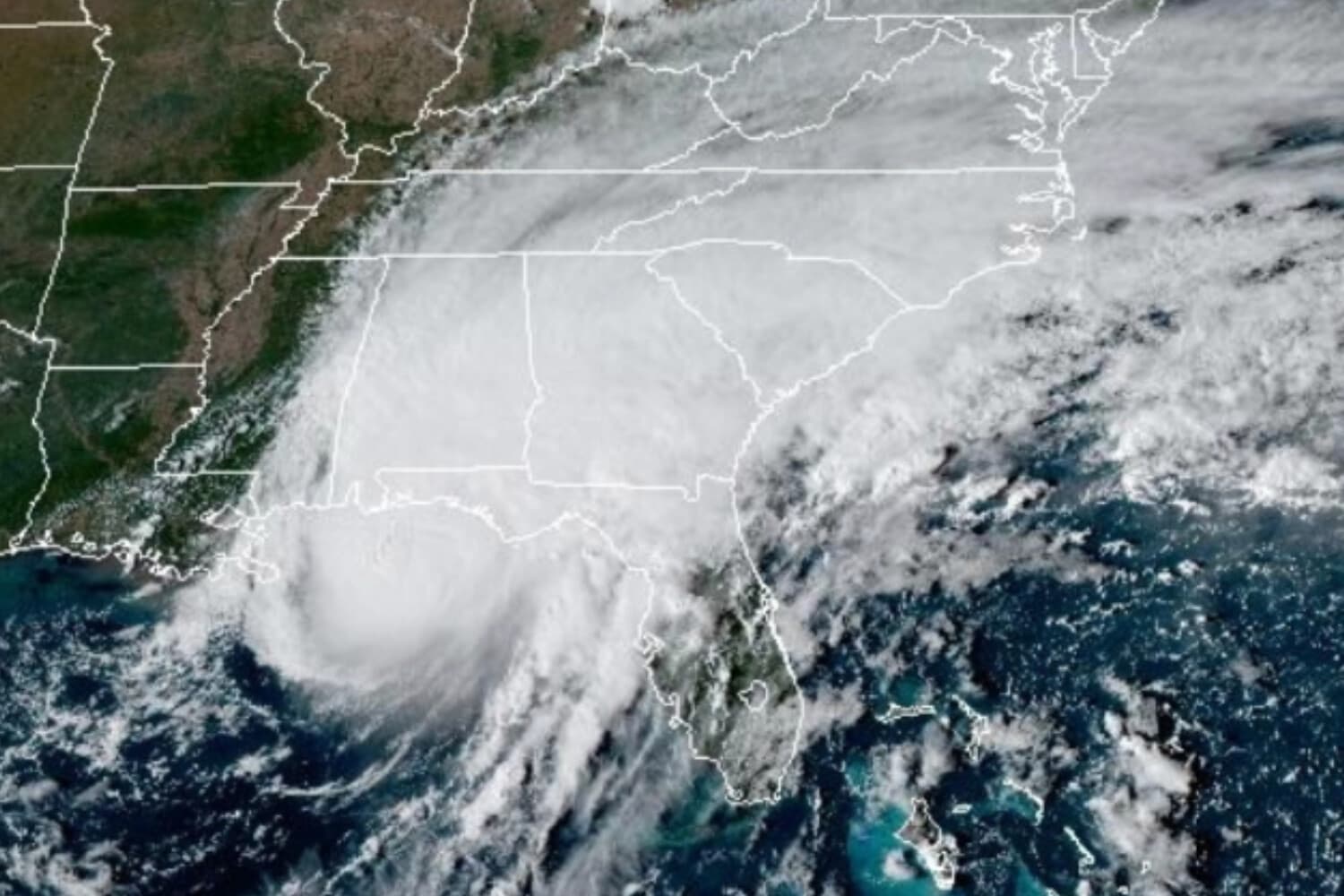 Huracán Isaías se prepara para tocar tierra en el Panhandle de Florida