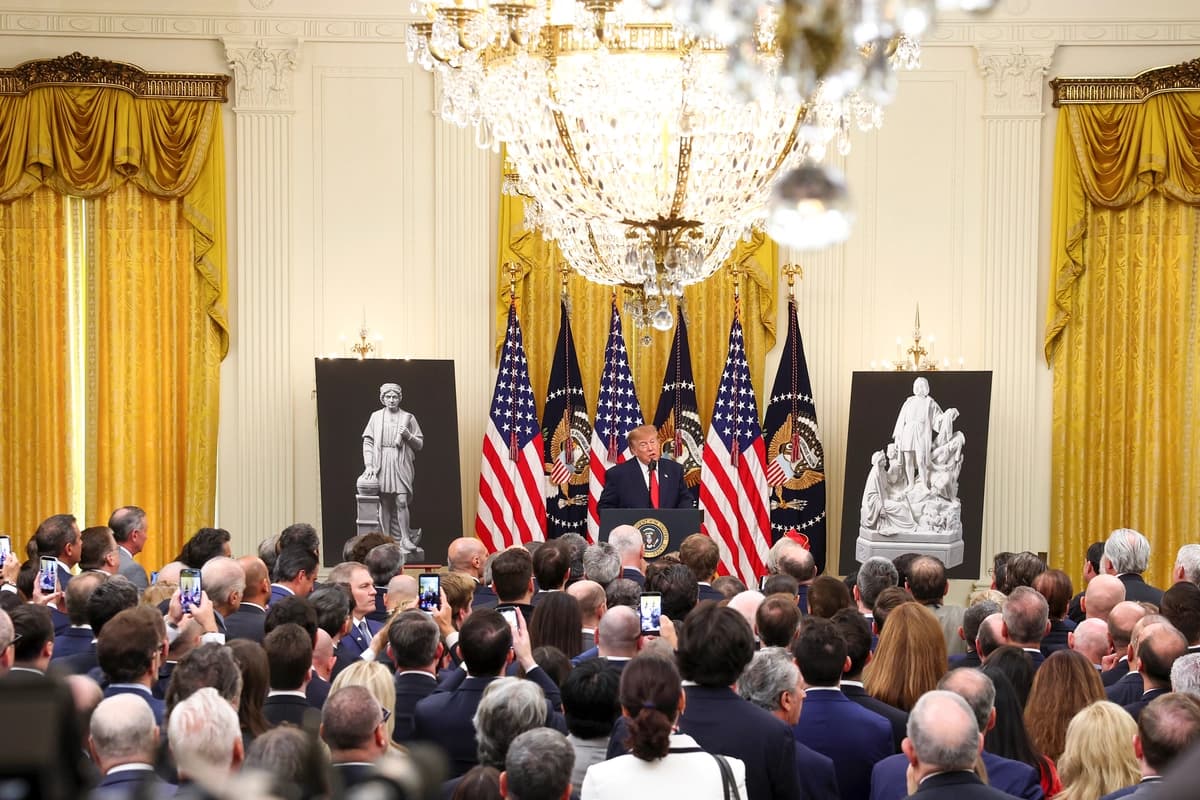 Trump conmemora a Cristóbal Colón y critica a quienes quieren "borrar nuestra historia"