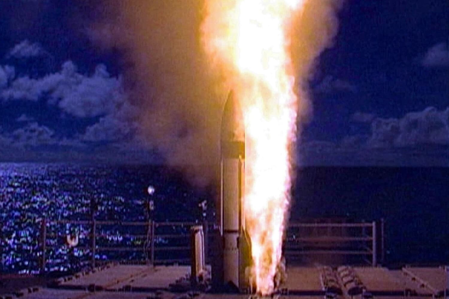 El Pentágono otorga a Raytheon contrato de 6300 MDD para interceptores de misiles