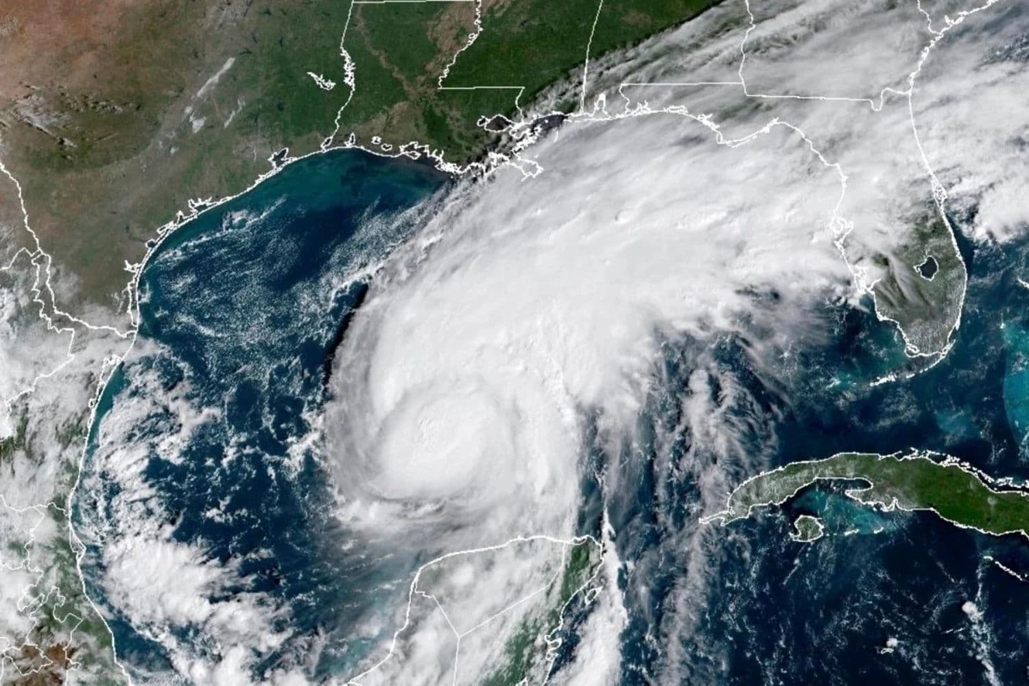 El huracán Isaias toca tierra como tormenta de categoría 2