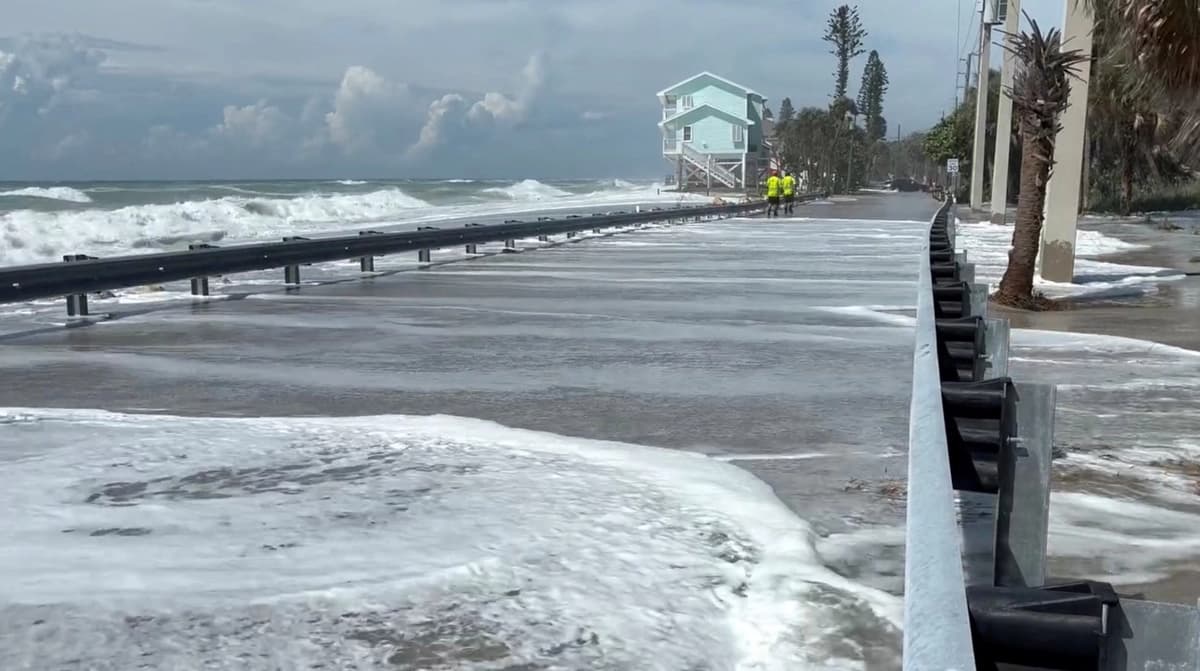 Isaias se debilita, pero la amenaza de inundaciones continúa y se reduce la producción de petróleo