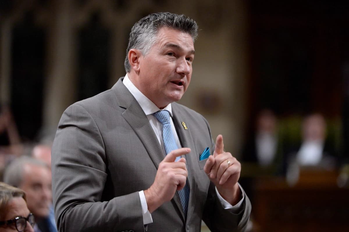 El diputado conservador James Bezan formula una pregunta durante la sesión de preguntas en la Cámara de los Comunes en la Colina del Parlamento en Ottawa, en una fotografía de archivo. (Adrian Wyld/The Canadian Press).
