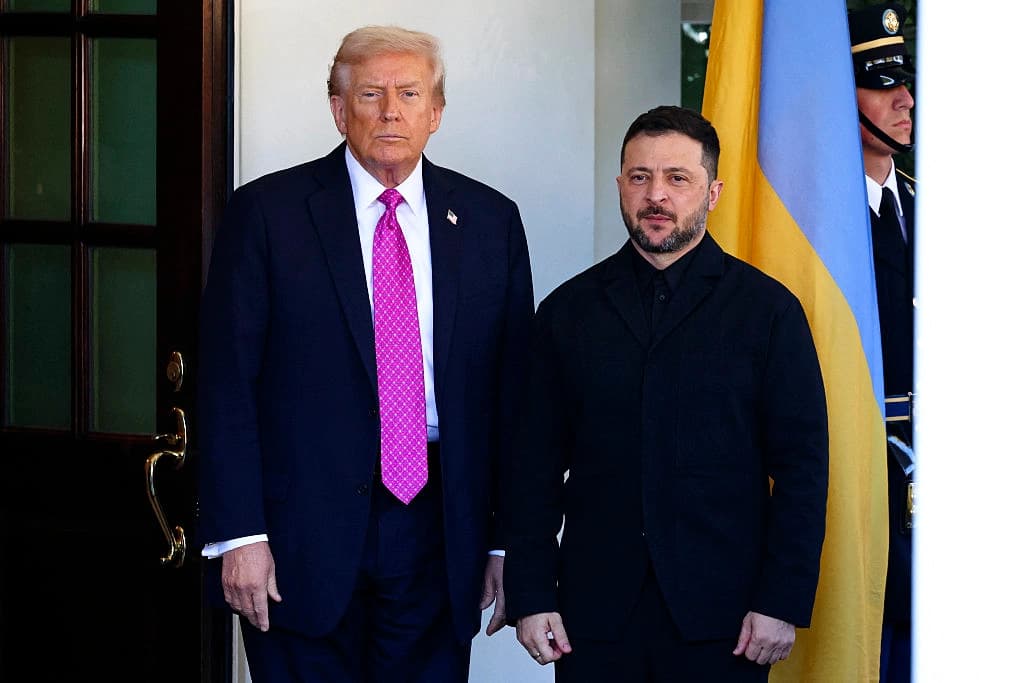 El presidente Donald Trump da la bienvenida al presidente ucraniano Volodímir Zelenski a la Casa Blanca, el 17 de octubre de 2025. (Tom Brenner/AFP vía Getty Images).