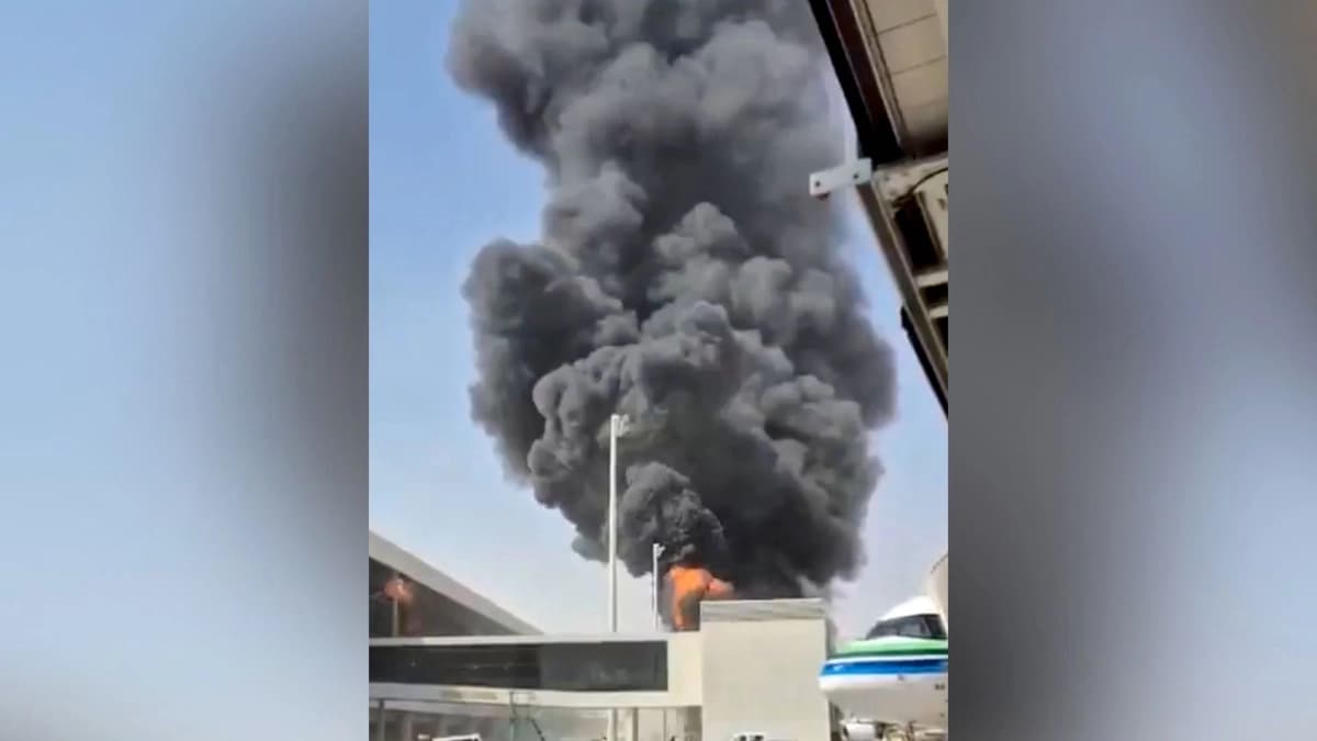 Una densa columna de humo negro y llamas se elevan desde un incendio en el Aeropuerto Internacional Rey Khalid en Riad, Arabia Saudita, el 8 de octubre de 2026. (UGC vía AP).