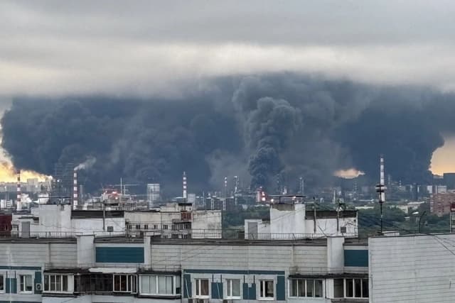 Espesas columnas de humo con llamas se elevan desde una refinería de petróleo tras lo que las autoridades afirman que es un ataque con drones ucranianos en el marco del conflicto entre Rusia y Ucrania, en Moscú, el 18 de junio de 2026. (REDES SOCIALES/vía REUTERS)