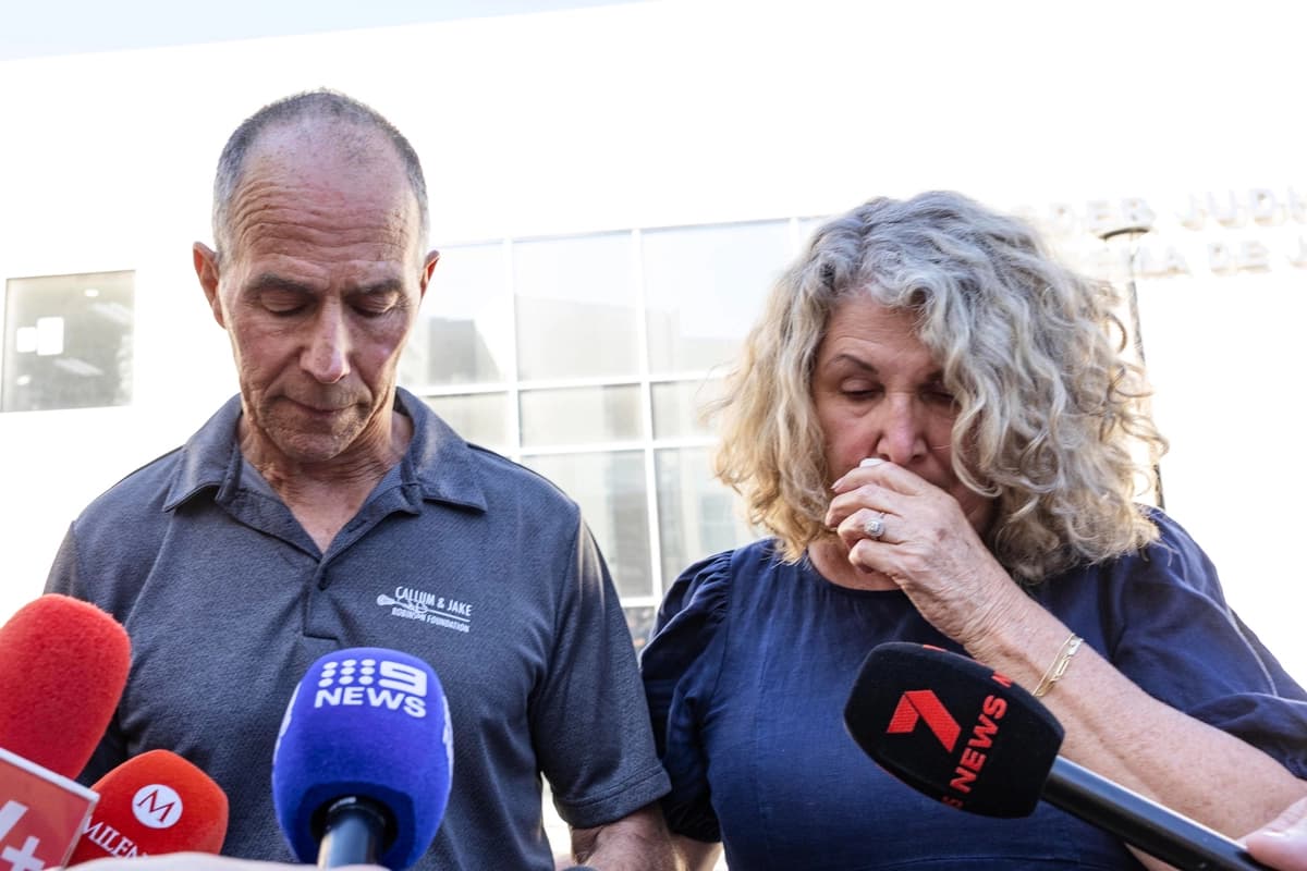 Debra y Martin Robinson, padres de los hermanos australianos Callum y Jake Robinson, hacen una pausa durante una rueda de prensa tras el juicio contra los hombres acusados de asesinar a los hermanos y a un amigo estadounidense, en Ensenada (México), el viernes 9 de octubre de 2026. (Karen Castaneda/AP Photo)