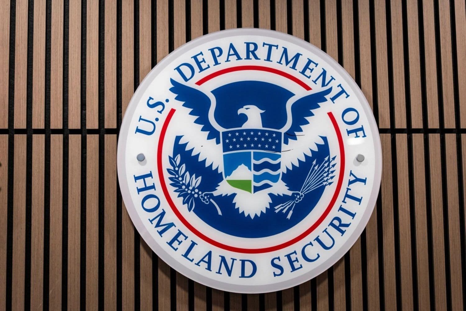 Sello del Departamento de Seguridad Nacional en la sede del FBI en Washington el 4 de agosto de 2026. (Madalina Kilroy/The Epoch Times)
