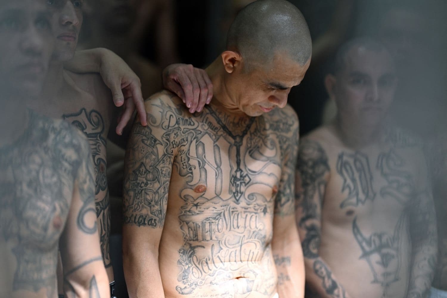 Los reclusos permanecen en una celda del megacentro penitenciario Centro de Reclusión Antiterrorista (CECOT), donde se encuentran recluidos cientos de miembros de las bandas MS-13 y Mara 18, en Tecoluca, El Salvador, el 27 de enero de 2025. (MARVIN RECINOS/AFP vía Getty Images)