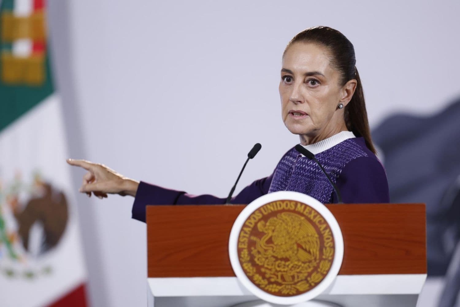 La presidenta de México, Claudia Sheinbaum, habla durante una rueda de prensa este 12 de octubre, en el Palacio Nacional de Ciudad de México, México. (EFE/ Sáshenka Gutiérrez)